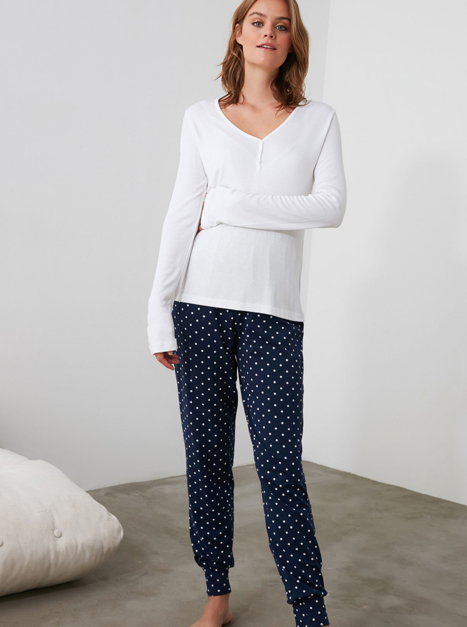 Trendyol bílo-modré dámské puntíkované pyžamo